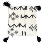 cojin-de-lana-con-disenos-negros-y-pompones-3