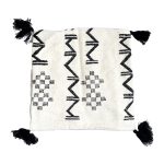 cojin-de-lana-con-disenos-negros-y-pompones-4