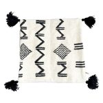 cojin-de-lana-con-disenos-negros-y-pompones-5