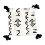 cojin-de-lana-con-disenos-negros-y-pompones-6