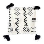 cojin-de-lana-con-disenos-negros-y-pompones-8