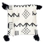 cojin-de-lana-con-disenos-negros-y-pompones-9