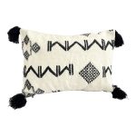 cojin-de-lana-rectangular-con-disenos-negros-y-pompones-1