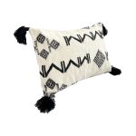 cojin-de-lana-rectangular-con-disenos-negros-y-pompones-2