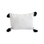 cojin-de-lana-rectangular-con-disenos-negros-y-pompones-3