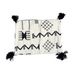 cojin-de-lana-rectangular-con-disenos-negros-y-pompones-4