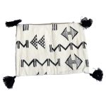 cojin-de-lana-rectangular-con-disenos-negros-y-pompones-5