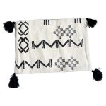 cojin-de-lana-rectangular-con-disenos-negros-y-pompones-6
