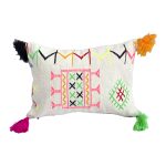 cojin-de-lana-rectangular-con-disenos-y-pompones-de-colores-1