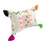 cojin-de-lana-rectangular-con-disenos-y-pompones-de-colores-2