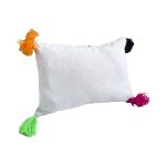 cojin-de-lana-rectangular-con-disenos-y-pompones-de-colores-3