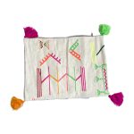 cojin-de-lana-rectangular-con-disenos-y-pompones-de-colores-4