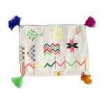 cojin-de-lana-rectangular-con-disenos-y-pompones-de-colores-6