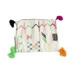 cojin-de-lana-rectangular-con-disenos-y-pompones-de-colores-8