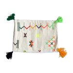 cojin-de-lana-rectangular-con-disenos-y-pompones-de-colores-9