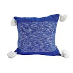 cojinde-algodon-azul-y-blanco-con-pompones-blancos-1