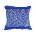 cojinde-algodon-azul-y-blanco-con-pompones-blancos-2