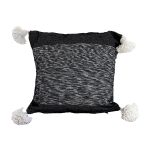 cojinde-algodon-negro-y-blanco-con-pompones-blancos-1