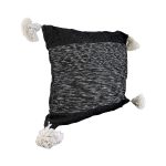 cojinde-algodon-negro-y-blanco-con-pompones-blancos-2