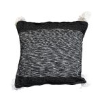 cojinde-algodon-negro-y-blanco-con-pompones-blancos-3