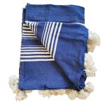 Manta Azul con lineas blancas con pompones blancos