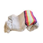 Manta Blanca con lineas de colores y pompones blancos