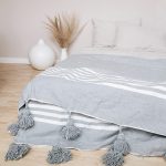 Manta gris claro con lineas blancas marroqui 100% algodon 220x230 cm