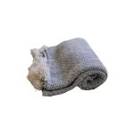 manta-gris-con-rombos-pompones-blancos-1
