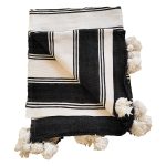 manta-negra-con-lineas-negras-y-pompones-blancos-2