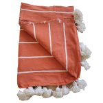 manta-roja-con-lineas-y-pompones-blancas-2