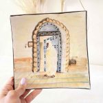 plato-pintado-a-mano---mujer-en-chefchaouen-1