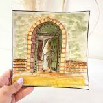 plato-pintado-a-mano---mujer-en-marrakech-1