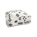 pouf-de-lana-con-disenos-negros-1