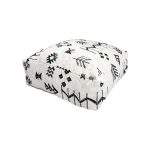 pouf-de-lana-con-disenos-negros-2