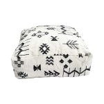 pouf-de-lana-con-disenos-negros-4