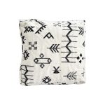 pouf-de-lana-con-disenos-negros-6