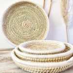 set-de-4-platos-de-fibra-natural-y-hilo-blanco-1