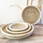 set-de-4-platos-de-fibra-natural-y-hilo-blanco-2