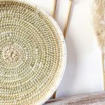 set-de-4-platos-de-fibra-natural-y-hilo-blanco-3