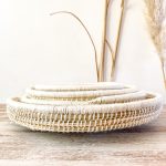 set-de-4-platos-de-fibra-natural-y-hilo-blanco-5