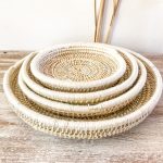 set-de-4-platos-de-fibra-natural-y-hilo-blanco-6
