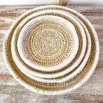 set-de-4-platos-de-fibra-natural-y-hilo-blanco-7